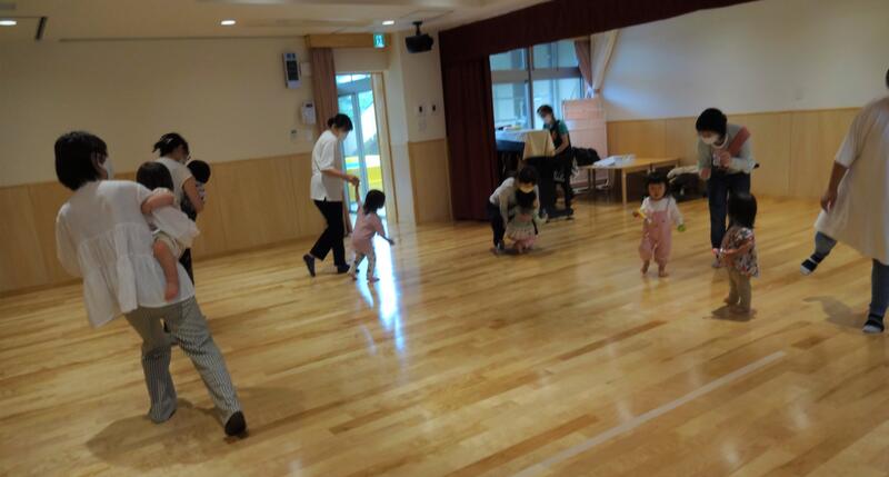 親子でピアノに合わせて歩いたよ！