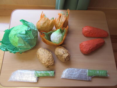 疑似体験用の手作り野菜・包丁